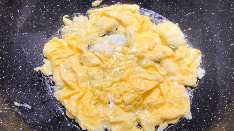 虾仁菌菇汤,热锅放入少许油，把蛋液倒入炒熟，炒熟以后铲成小块，盛出来待用。
