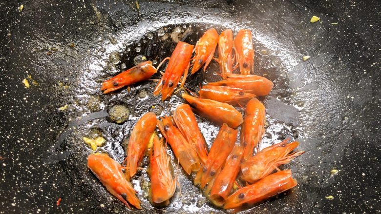 虾仁菌菇汤,煎完蛋剩下一点点底油，把虾头放入煎出虾油。