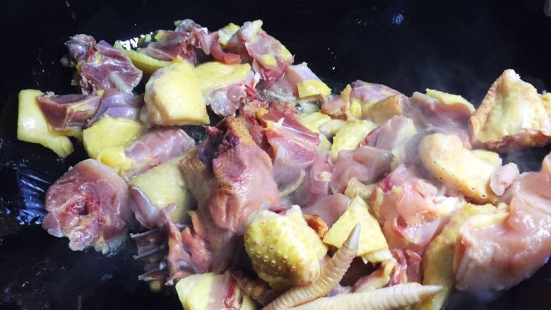 小鸡炖蘑菇粉条,油锅烧热，放入鸡块翻炒