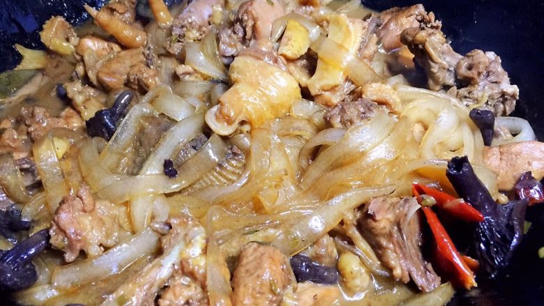 小鸡炖蘑菇粉条,煮2分钟即可收浓汤汁出锅