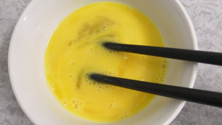 香酥粽,鸡蛋磕入碗中，搅拌均匀
