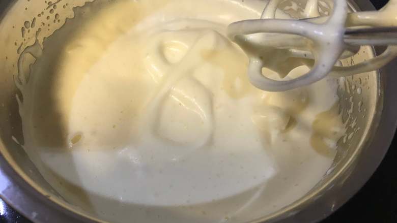 淡奶油海绵小蛋糕,打至用打蛋器画出字几十秒都不消失即可。