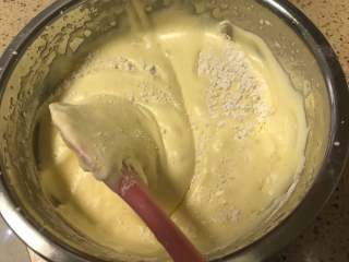 淡奶油海绵小蛋糕,筛入低筋面粉，用翻拌的手法将面粉分两次拌匀，直到无干粉即可。