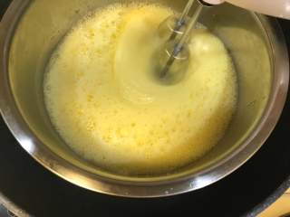 淡奶油海绵小蛋糕,水烧热（大概60度）关火，然后用电动打蛋器高速搅打。
