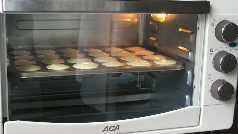 淡奶油海绵小蛋糕,ACA烤箱160度提前预热5分钟，将蛋糕模具放入烤箱中层烘烤17分钟左右。