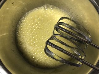 淡奶油海绵小蛋糕,将鸡蛋盆坐在锅里、锅里添适量水，中火加热开始打发。