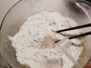 豆沙小面饼,面粉添加酵母 蛋液  油  糖