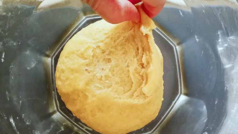 豆沙小面饼,掀开面团  看到有很多蜂窝状  表明面已经发酵好了