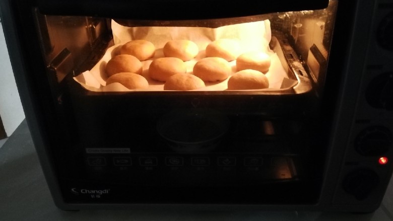 豆沙小面饼,入烤箱再次发酵  用烤箱的发酵功能  约15分钟