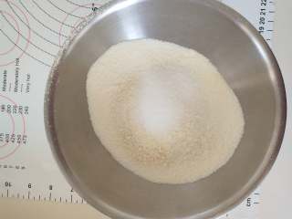 蜂蜜覆盆子费南雪,3.把杏仁粉，糖粉和低筋面粉一起混合过筛，然后往里拌入白糖和盐。
