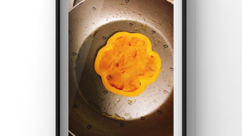 鸡肝土豆甜椒饼,放入甜椒圈后填入鸡肝土豆泥填平！煎制两面金黄后出锅。