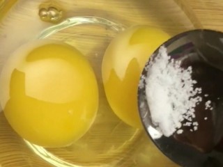 苦瓜炒蛋,鸡蛋加少许盐搅散