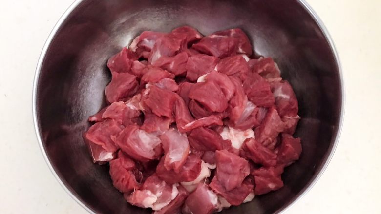 健康烧烤  电烤羊肉串,把羊腿肉切成1.5㎝见方的小块