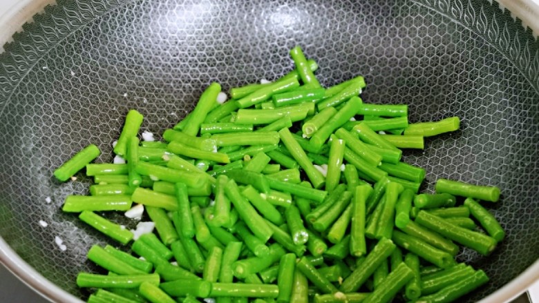 虾仁炒豇豆,加入焯水的长豇豆翻炒均匀。