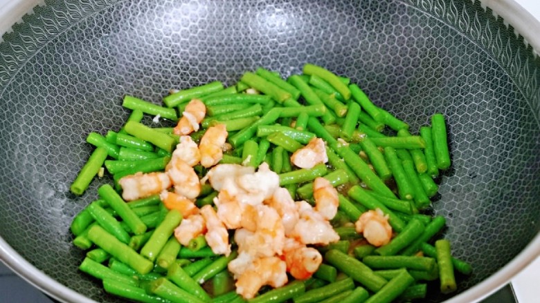 虾仁炒豇豆,加入煸炒过的虾仁。