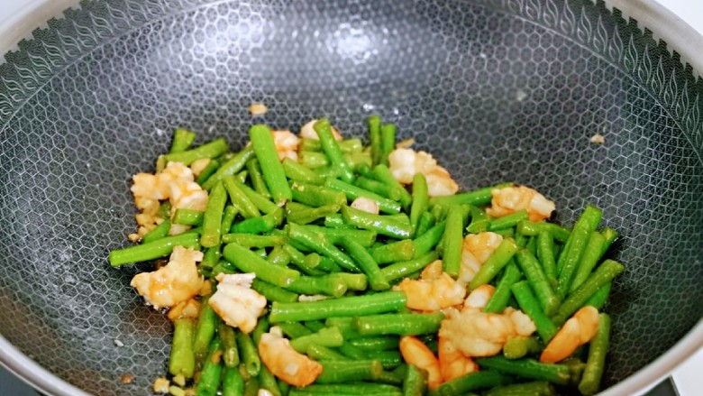 虾仁炒豇豆,快速翻炒均匀即可出锅。