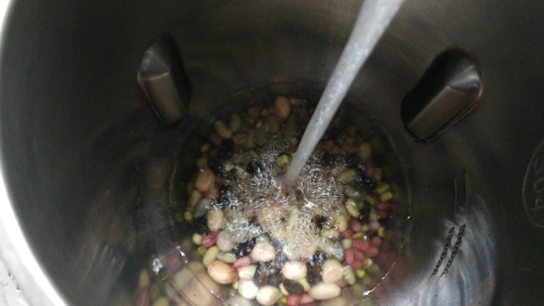 花生杂豆浆,放入1000毫升清水