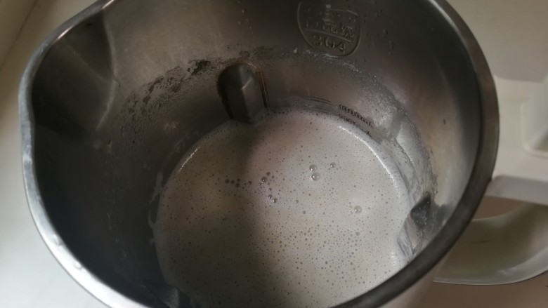 花生杂豆浆,启动豆浆机打成豆浆