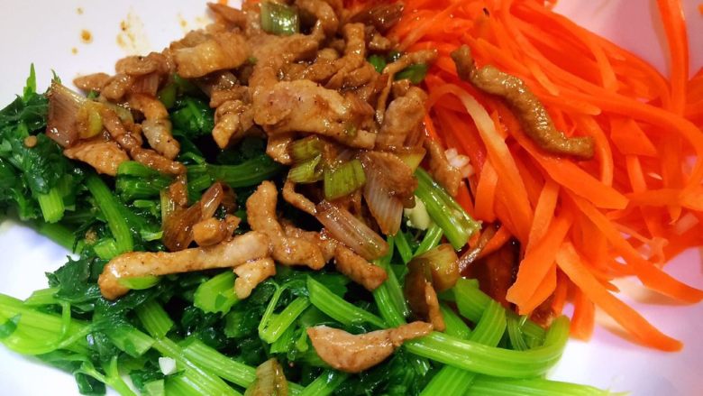 胡萝卜炝芹菜,食材放入碗中