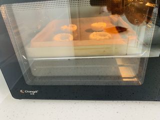 榛子🌰桃酥,烤箱上下火160度，20分钟，烤盘放置烤箱中层。