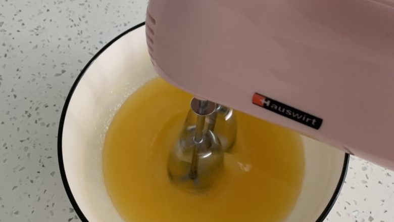 榛子🌰桃酥,用打蛋器乳化液体。