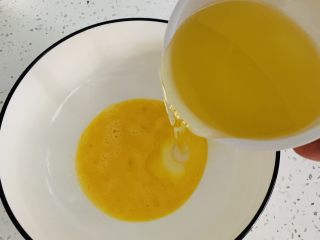 榛子🌰桃酥,鸡蛋打散加入玉米油。