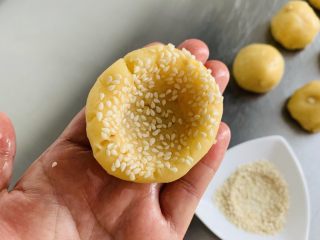 榛子🌰桃酥,用手指轻轻在中间戳一个坑。