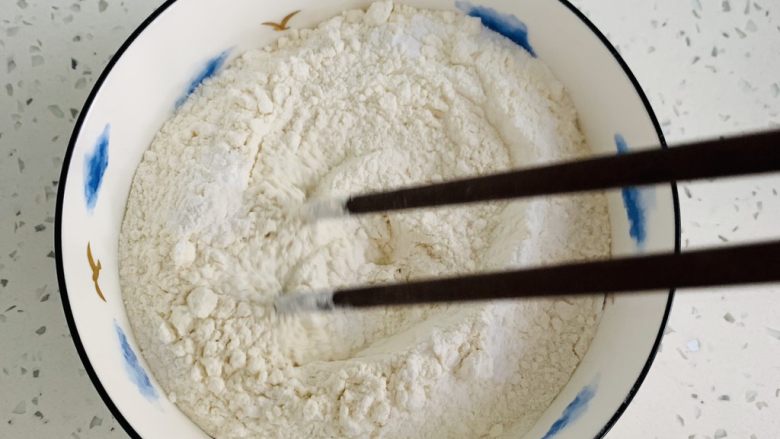 榛子🌰桃酥,用筷子搅拌均匀
