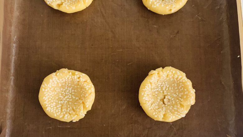 榛子🌰桃酥,桃酥面胚放在烤盘上，不要太近。