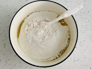 榛子🌰桃酥,粉类过筛加入乳化好液体里。