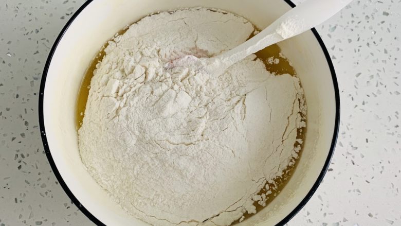 榛子🌰桃酥,粉类过筛加入乳化好液体里。