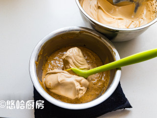 红糖枣糕,取1/3的蛋白霜至蛋黄糊中，上下切拌均匀。