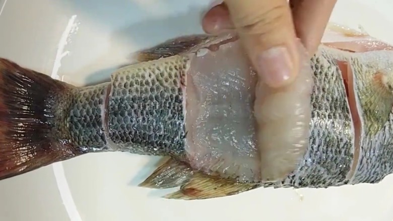 糖醋鲈鱼,如图改上瓦片刀备用