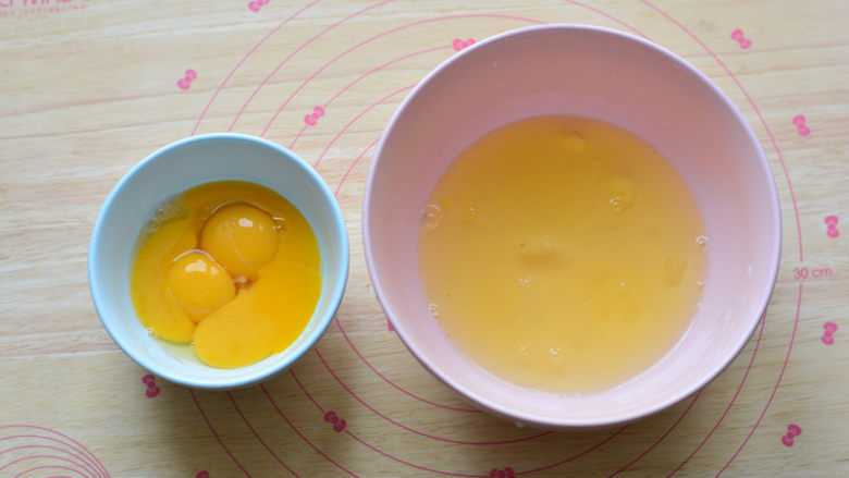 三色蒸蛋,把<a style='color:red;display:inline-block;' href='/shicai/ 9'>鸡蛋</a>的蛋清和蛋黄分离，蛋清里面加入适量的盐，用手动打蛋器搅拌一下，让盐和蛋清融合
