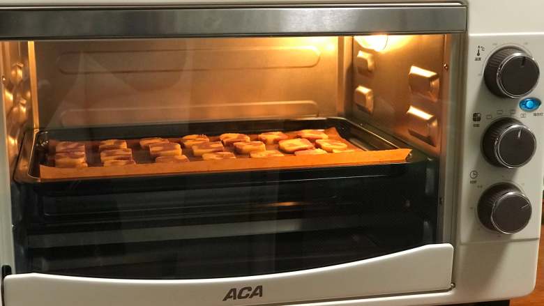 黑醋栗双色黄油饼干,烤箱提前预热，上下火170度预热10分钟，然后放入烤箱中层，165度烤10分钟，155度烤5-8分钟。