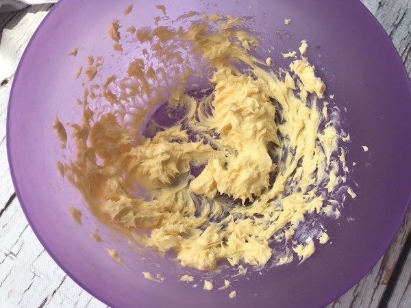 黑醋栗双色黄油饼干,加入糖粉、细砂糖打发至黄油体积膨大、纹路清晰。