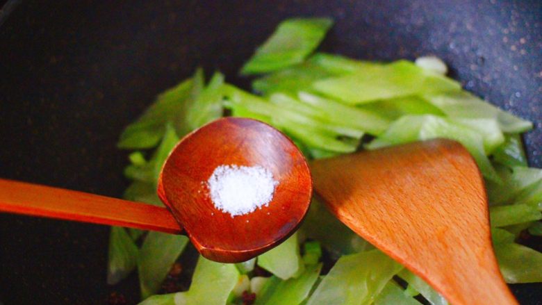扇贝莴苣小炒,根据个人口味，加入适量的盐调味。