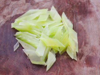 扇贝莴苣小炒,把莴苣用刀斜切成菱形薄片。