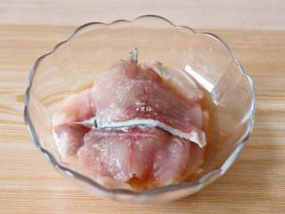 蔬菜鱼肉卷,将黑鱼片清洗干净后，加入适量盐、料酒抓匀腌制15分钟左右；