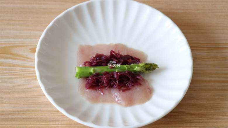 蔬菜鱼肉卷,将黑鱼片平铺，放上芦笋和冠利腌红椰菜；