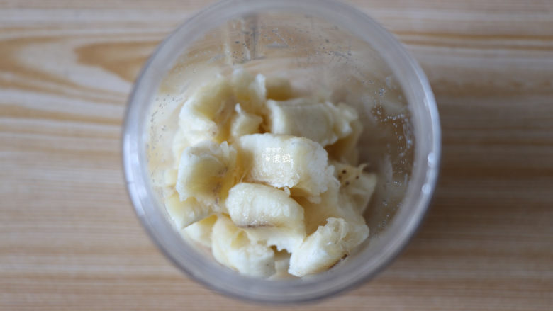 酸奶香蕉蒸糕,香蕉去皮用手撕成小段后放入料理机的搅拌杯里；