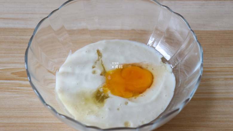 酸奶香蕉蒸糕,搅打成细腻的果泥后倒入碗里，打入鸡蛋；
