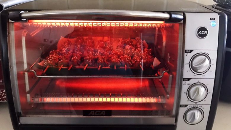 健康烧烤  电烤羊肉串,把烤盘放入预热好的烤箱里，上下火200W烤8分钟