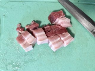 五花肉焖饭,精选五花肉，洗干净切成小块。