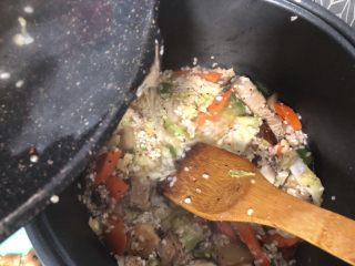 五花肉焖饭,将炒好的米倒入到电饭煲里压平，加入少许水（因为有包菜水不要加太多，差不多超过表面就可以）