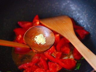 番茄扇贝烩白玉菇,加入鸡精增加口感。
