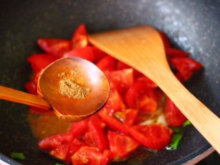 番茄扇贝烩白玉菇,这个时候先加入花椒粉。