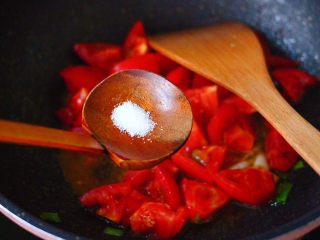 番茄扇贝烩白玉菇,再根据个人口味，加入适量的盐调味。