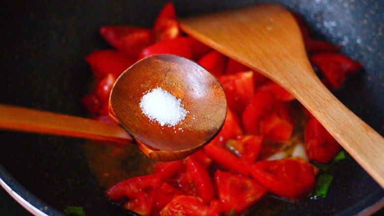 番茄扇贝烩白玉菇,再根据个人口味，加入适量的盐调味。