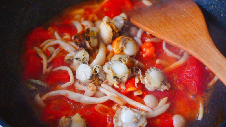 番茄扇贝烩白玉菇,加入扇贝肉，继续大火快速翻炒均匀。